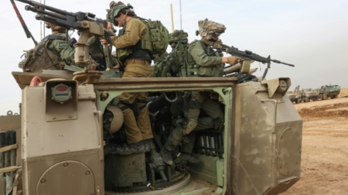 Israelische Soldaten mit Waffen