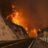 Wenn der Weg in die Hölle asphaltiert ist, könnte er so aussehen. Aber es ist der vom Line Fire eingeschlossene Highway 330 in Highland