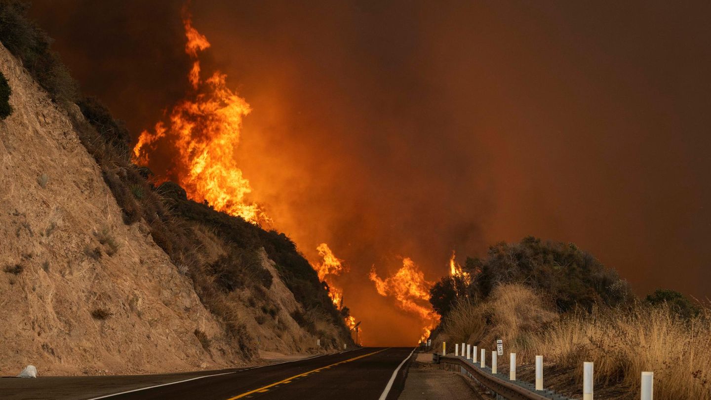 Wenn der Weg in die Hölle asphaltiert ist, könnte er so aussehen. Aber es ist der vom Line Fire eingeschlossene Highway 330 in Highland