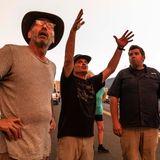 Fassungslosigkeit und Schrecken stehen in die Gesichter dieser Männer aus Ortega Falls geschrieben beim Betrachten des Airport Fires