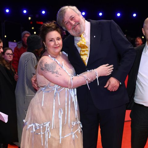 Stephen Fry und Lena Dunham bei der Filmpremiere zu Treasure arm in arm