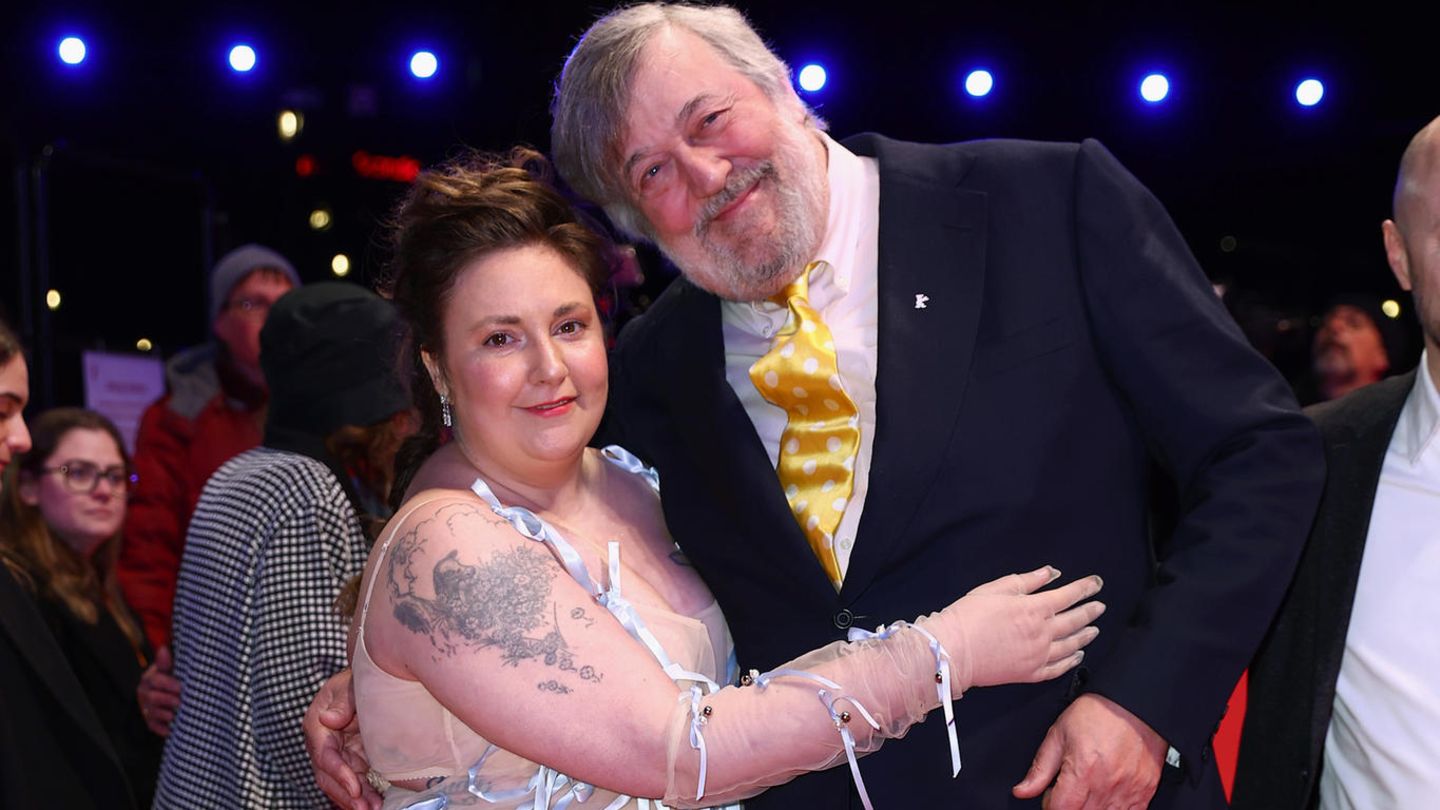 Stephen Fry und Lena Dunham bei der Filmpremiere zu Treasure arm in arm