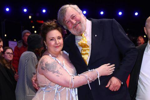 Stephen Fry und Lena Dunham bei der Filmpremiere zu Treasure arm in arm