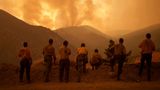 Feuerwehrleute überwachen das fortschreitende Line Fire in Angelus Oaks