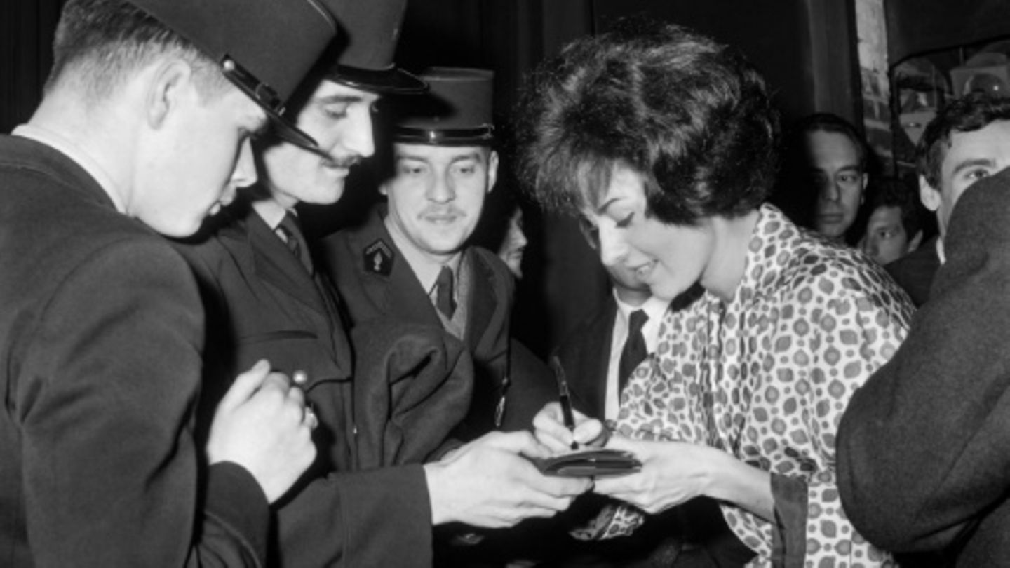 Caterina Valente 1962 bei Autogrammstunde in Paris