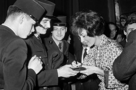 Caterina Valente 1962 bei Autogrammstunde in Paris