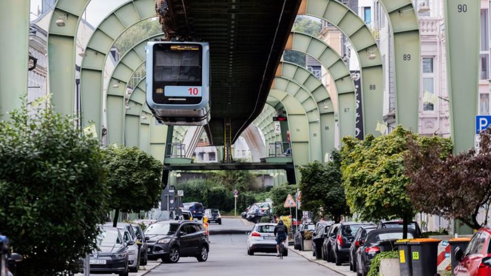 Die Schwebebahn ist schon länger ein Coolheitsfaktor der Stadt Wuppertal - nun ist es auch Street-Art. Foto: Rolf Vennenbernd/dp