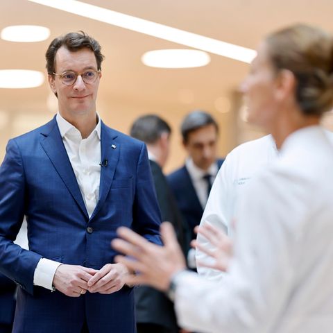 Krankenhäuser: Hendrik Wüst (CDU) im Gespräch mit Ärztin, Uniklinik Köln