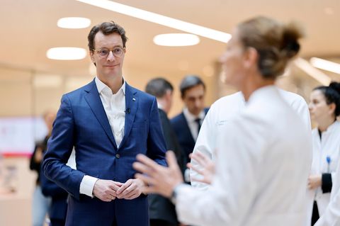 Krankenhäuser: Hendrik Wüst (CDU) im Gespräch mit Ärztin, Uniklinik Köln