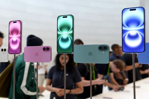 Das iPhone 16 ist beim Apple-Event in mehreren Farben nebeneinander aufgereiht