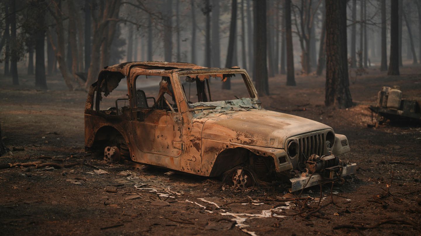 Dieser Geländewagen und der Wald drumherum sind ein Raub des Bridge Fire in Wrightwood, Kalifornien, geworden