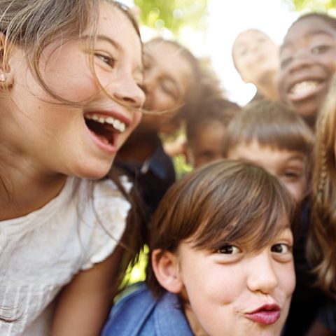 Kinderrechte, schön wär's: Fröhliche Kinder im Garten