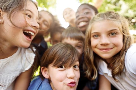 Kinderrechte, schön wär's: Fröhliche Kinder im Garten