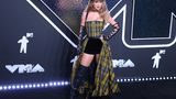 Taylor Swift war mit sieben Trophäen die Siegerin des Abends. Die Sängerin kam in einem karierten Outfit von Dior mit Corsage und Schleppe zu den MTV Video Music Awards in New York. Insgesamt besitzt Swift nun 30 VMAs - so viele, wie keine andere Künstlerin oder kein anderer Künstler. Für ihre Kollegin hingegen....