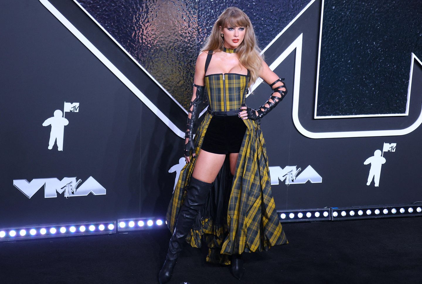 Taylor Swift war mit sieben Trophäen die Siegerin des Abends. Die Sängerin kam in einem karierten Outfit von Dior mit Corsage und Schleppe zu den MTV Video Music Awards in New York. Insgesamt besitzt Swift nun 30 VMAs - so viele, wie keine andere Künstlerin oder kein anderer Künstler. Für ihre Kollegin hingegen....
