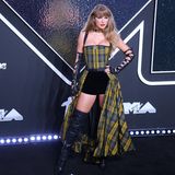 Taylor Swift war mit sieben Trophäen die Siegerin des Abends. Die Sängerin kam in einem karierten Outfit von Dior mit Corsage und Schleppe zu den MTV Video Music Awards in New York. Insgesamt besitzt Swift nun 30 VMAs - so viele, wie keine andere Künstlerin oder kein anderer Künstler. Für ihre Kollegin hingegen....