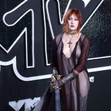 ... der Look von Chappel Roan. Wobei bei ihr noch eine Prise Mittelalter-Look dazu kam, in Form von Schwert und einer Art Ritterrüstung an Armgelenken und Beinen. Sie wurde als beste neue Künstlerin ausgezeichnet.