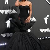 Moderiert wurden die MTV Video Music Awards von Musikerin Megan Thee Stallion, die zum 40. Jubiläum der Veranstaltung immer wieder an vergangene, legendäre Momente der Show erinnerte. So kam sie etwa in Anlehnung an einen Auftritt von Britney Spears mit einem grünen Bikini-Oberteil und einer lebendigen Schlange umgewickelt auf die Bühne. Beim Fototermin vor der Show entschied sie sich jedoch für ein Bustier-Dress mit durchsichtigen Elementen.