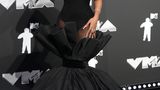 Moderiert wurden die MTV Video Music Awards von Musikerin Megan Thee Stallion, die zum 40. Jubiläum der Veranstaltung immer wieder an vergangene, legendäre Momente der Show erinnerte. So kam sie etwa in Anlehnung an einen Auftritt von Britney Spears mit einem grünen Bikini-Oberteil und einer lebendigen Schlange umgewickelt auf die Bühne. Beim Fototermin vor der Show entschied sie sich jedoch für ein Bustier-Dress mit durchsichtigen Elementen.