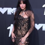 Camilla Cabello durfte bei den VMAS auf der Bühne auftreten und zeigte sich vorab ganz in schwarz in einem Spitzenkleid von Tony Ward Couture mit Schleier und Kreuz-Accessoire. Noch mehr Gothic-Chic bot allerdings...