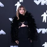 Schauspielerin und Model Suki Waterhouse ist seit einiger Zeit auch als Sängerin aktiv und besuchte im schwarzen Fellmantel erstmals die VMAs