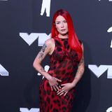 Und noch ein Vintage-Look: Das Leoprint-Kleid von Halsey stammt von Versace und wurde zuletzt 1996 von Liz Hurley getragen