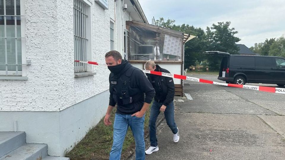 Polizisten durchsuchen Räume des Islamischen Zentrum in Fürstenwalde. Foto: Lutz Deckwerth/dpa