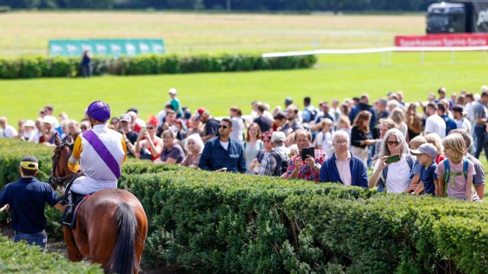 Der vorletzte Renntag steht in Hoppegarten an. Foto: Gerald Matzka/dpa