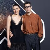 Schauspielerin Margaret Qualley wirkte neben den anderen extravaganten Looks in ihrem schlichten schwarzen Kleid von Chanel beinahe bieder 