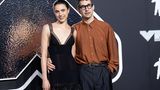 Schauspielerin Margaret Qualley wirkte neben den anderen extravaganten Looks in ihrem schlichten schwarzen Kleid von Chanel beinahe bieder 