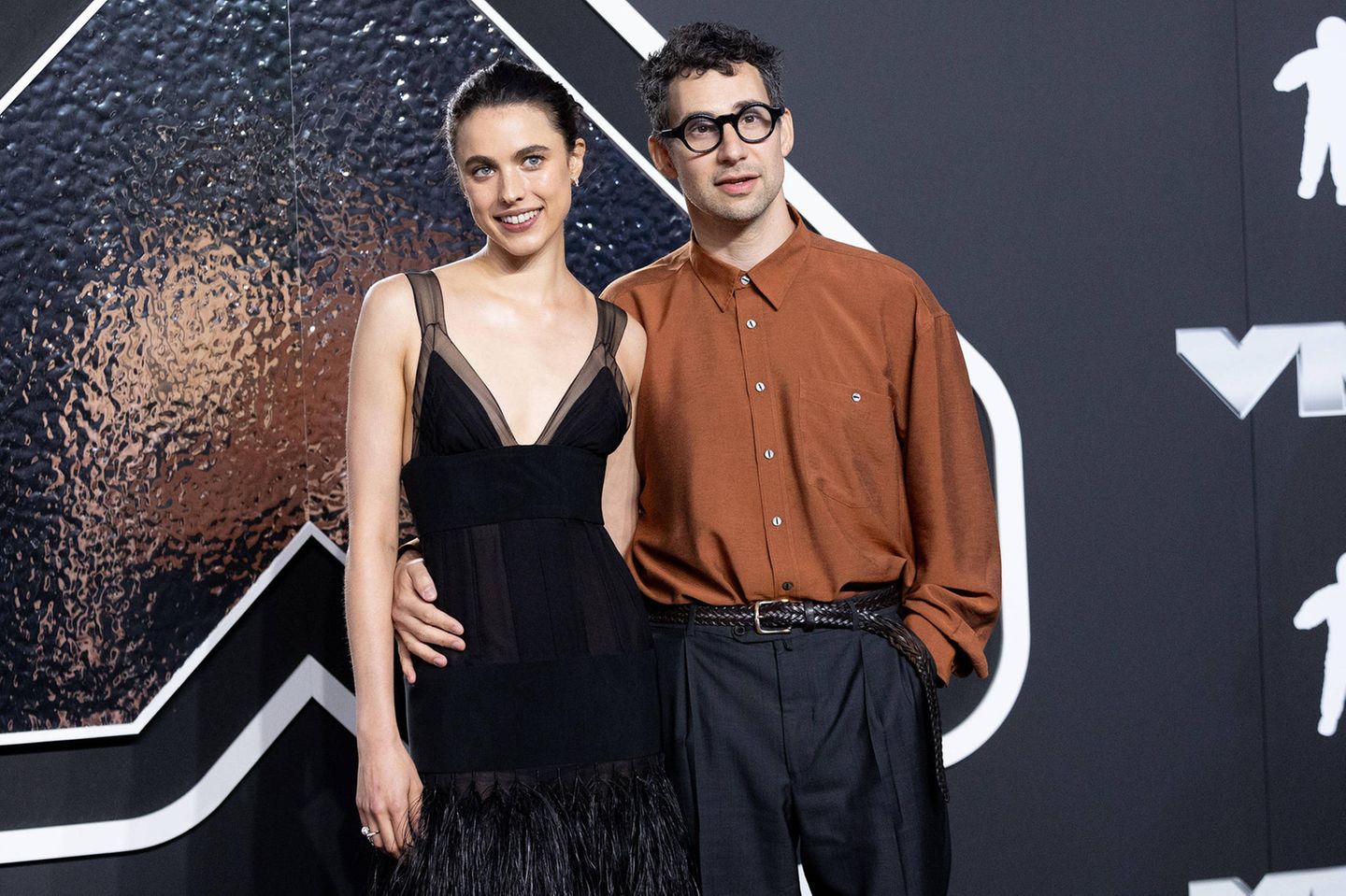 Schauspielerin Margaret Qualley wirkte neben den anderen extravaganten Looks in ihrem schlichten schwarzen Kleid von Chanel beinahe bieder 