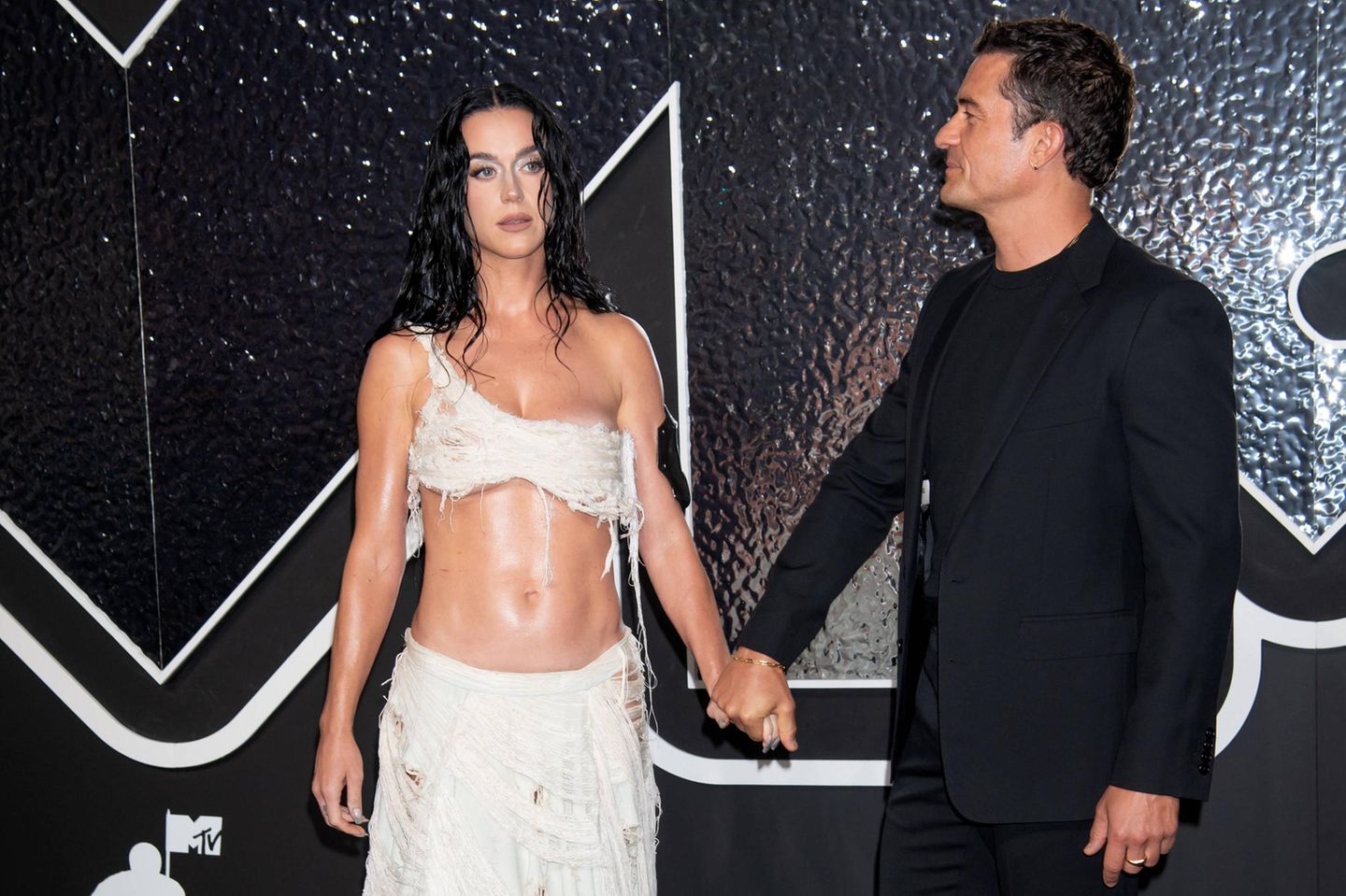 ... sah das Outfit von Katy Perry aus. Die Sängerin erschien gemeinsam mit ihrem Mann Orlando Bloom zu den Awards und wurde dort für ihr Lebenswerk ausgezeichnet. Weniger Stoff hatte nur...