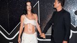 ... sah das Outfit von Katy Perry aus. Die Sängerin erschien gemeinsam mit ihrem Mann Orlando Bloom zu den Awards und wurde dort für ihr Lebenswerk ausgezeichnet. Weniger Stoff hatte nur...