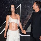 ... sah das Outfit von Katy Perry aus. Die Sängerin erschien gemeinsam mit ihrem Mann Orlando Bloom zu den Awards und wurde dort für ihr Lebenswerk ausgezeichnet. Weniger Stoff hatte nur...
