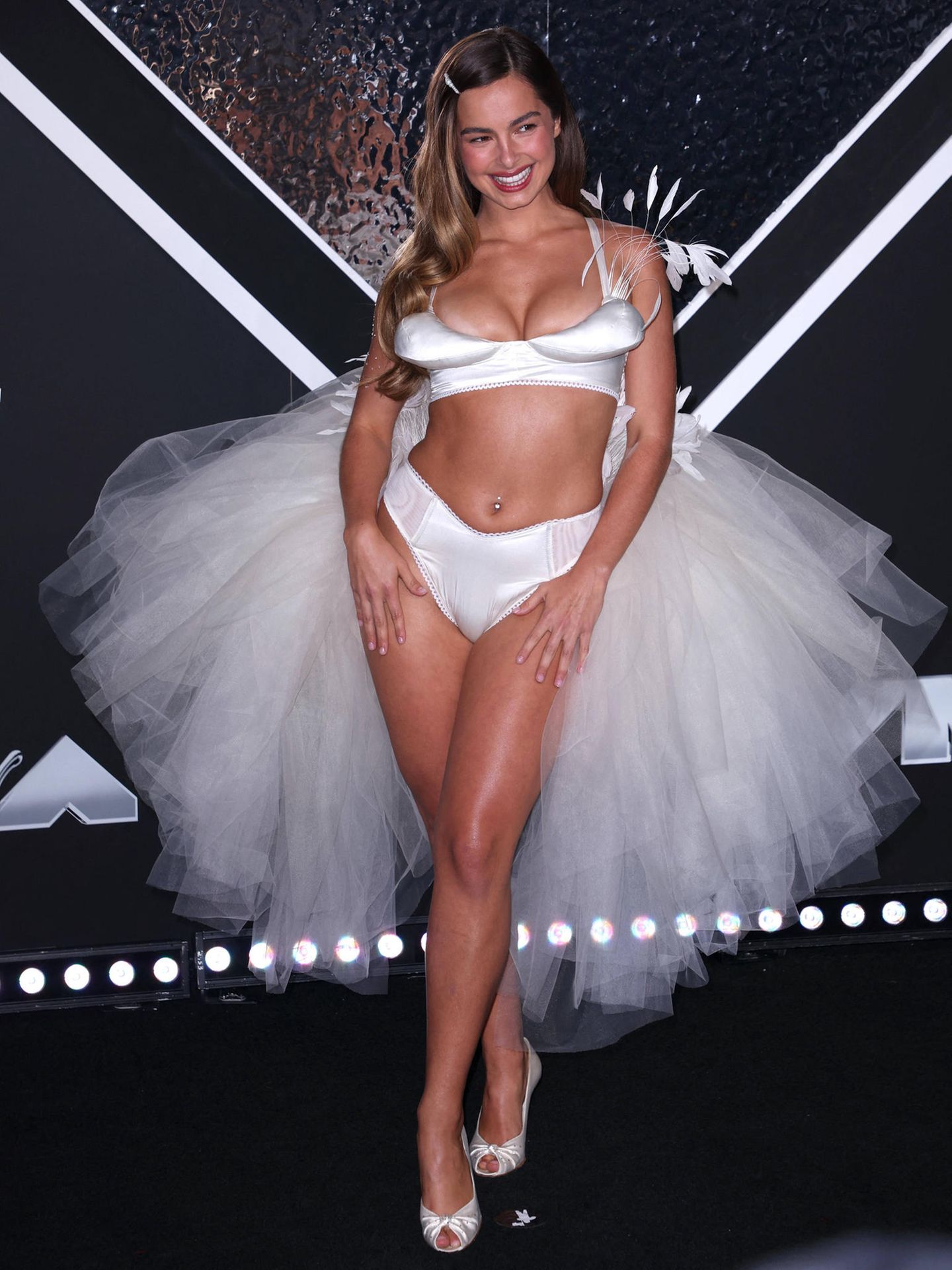 Addison Rae, Katy Perry und Co.: ... die Sängerin und Influencerin Addison Rae am Körper. Sie erschien in Satin Dessous und einer kurzen Tüll-Schleppe, die an ein Brautkleid erinnerte. Wem der gepolsterte Satin-BH bekannt vorkommt: Das Outfit ist ebenfalls eine Hommage an Madonna, die in den 80ern einen ähnlichen Look von Jean Paul Gaultier trug. ... die Sängerin und Influencerin Addison Rae am Körper. Sie erschien in Satin Dessous und einer kurzen Tüll-Schleppe, die an ein Brautkleid erinnerte. Wem der gepolsterte Satin-BH bekannt vorkommt: Das Outfit ist ebenfalls eine Hommage an Madonna, die in den 80ern einen ähnlichen Look von Jean Paul Gaultier trug.