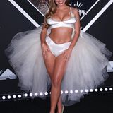 ... die Sängerin und Influencerin Addison Rae am Körper. Sie erschien in Satin Dessous und einer kurzen Tüll-Schleppe, die an ein Brautkleid erinnerte. Wem der gepolsterte Satin-BH bekannt vorkommt: Das Outfit ist ebenfalls eine Hommage an Madonna, die in den 80ern einen ähnlichen Look von Jean Paul Gaultier trug.