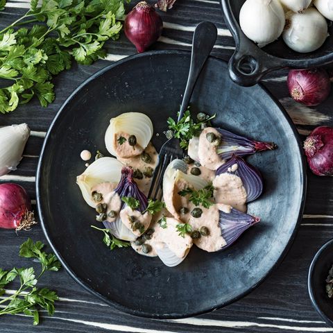 Zwiebeln tonnato angerichtet und serviert