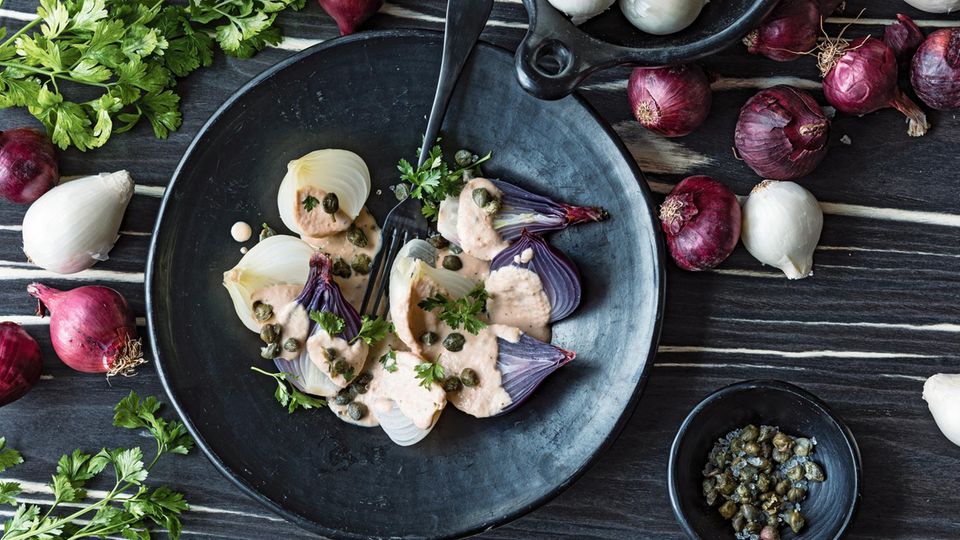 Zwiebeln tonnato angerichtet und serviert