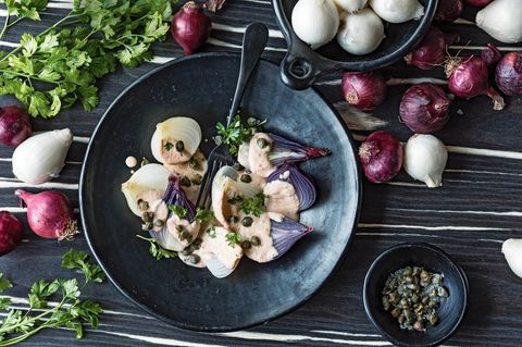 Zwiebeln tonnato angerichtet und serviert