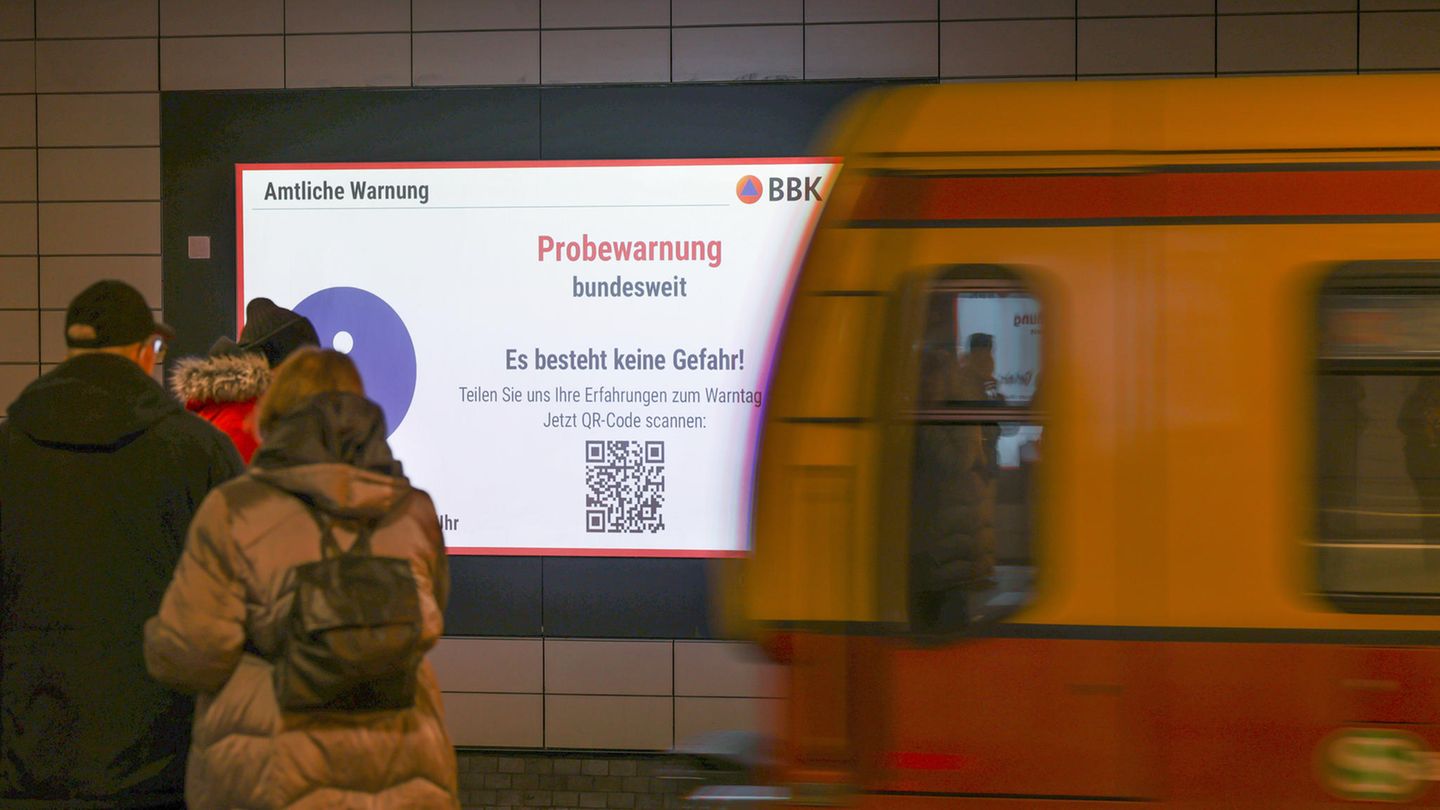 Bundesweiter Warntag: Meldung auf einem Display in Berlin