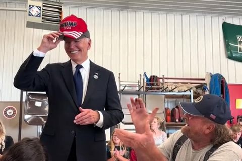 Biden setzt sich Trump-Kappe aus Spaß auf – Trump-Team bedankt sich