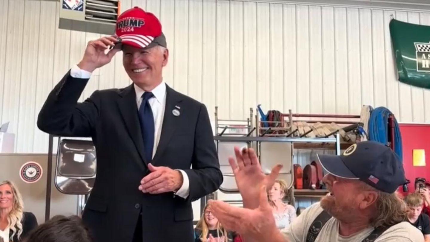 Bizarrer Auftritt: Biden setzt Trump-Käppi auf – dessen Wahlkampf-Team bedankt sich
