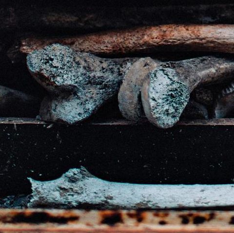 Knochen in einem offenen Grab auf dem Friedhof La Recoleta