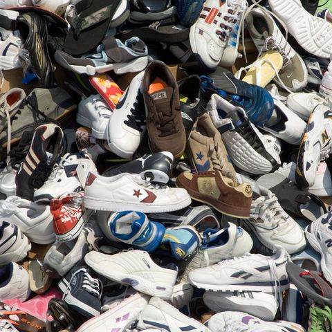 Schuhproduktion: Ein großer Stapel verschiedener Modelle von Turnschuhen