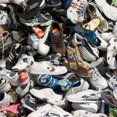 Schuhproduktion: Ein großer Stapel verschiedener Modelle von Turnschuhen
