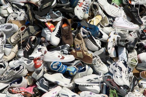 Schuhproduktion: Ein großer Stapel verschiedener Modelle von Turnschuhen