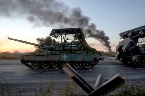 Ukrainische Soldaten fahren auf einem Panzer nahe der russisch-ukrainischen Grenze