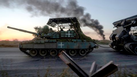 Ukrainische Soldaten fahren auf einem Panzer nahe der russisch-ukrainischen Grenze