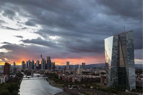 Die EZB, die heute die Zinsen neu festlegte, neben dem Main – dahinter die Skyline von Frankfurt