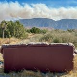 Am Pear Blossom Highway zwischen Llano und Phelan steht diese Couch, von der aus man einen guten Blick auf das Bridge Fire im Angeles National Forest hätte – aber ob man den Ausblick genießen könnte?